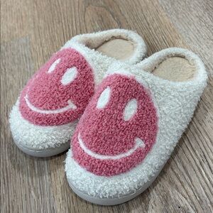 Kids Happy Days Fuzzy Smiley Slippers Pink White Sherpa Soft Size 1/2